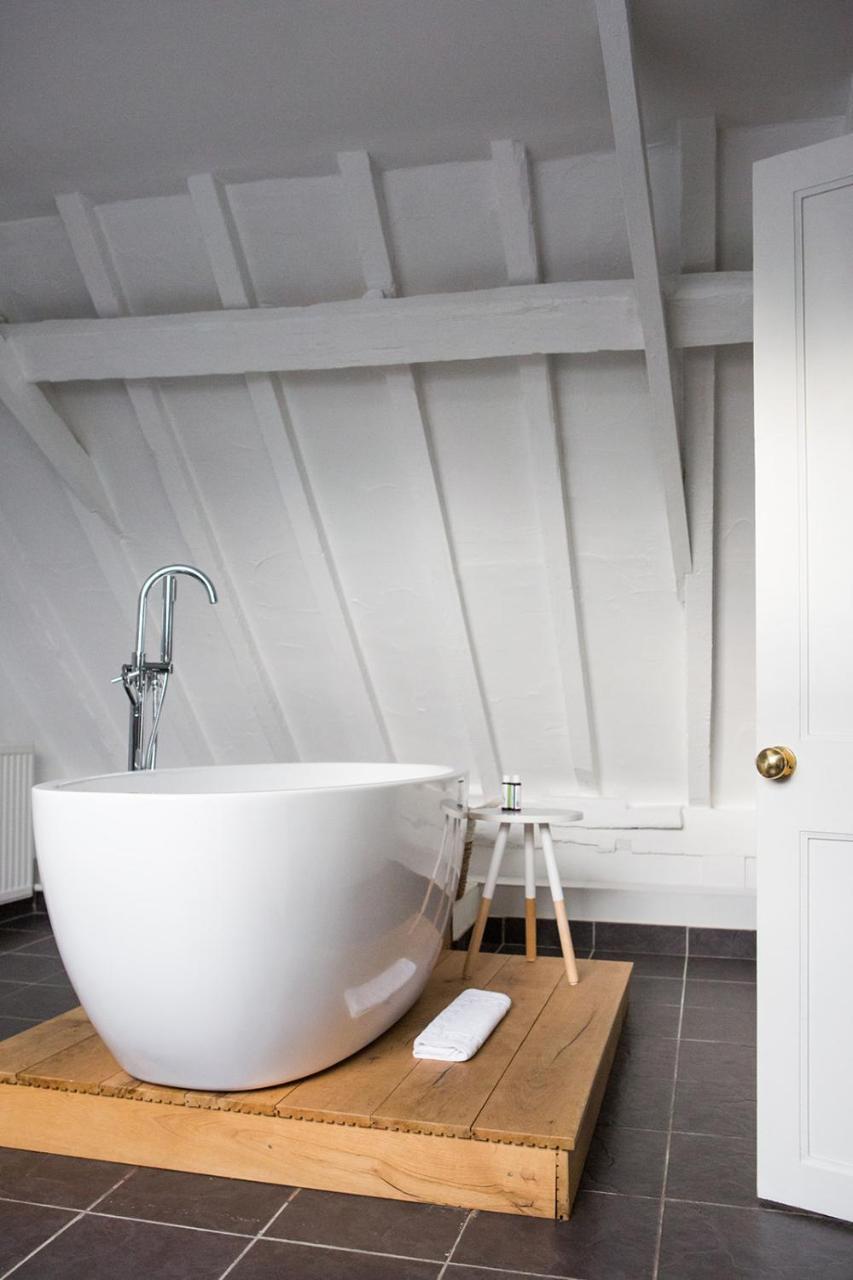 Whitehouse Rye Bed & Breakfast Ngoại thất bức ảnh A freestanding bathtub